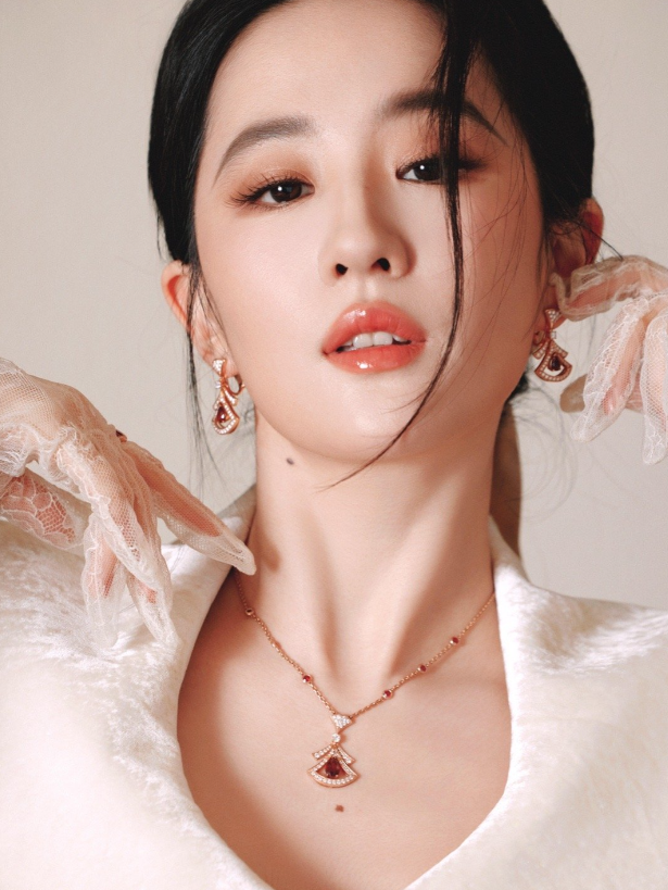 好一朵绝美的白色山茶花