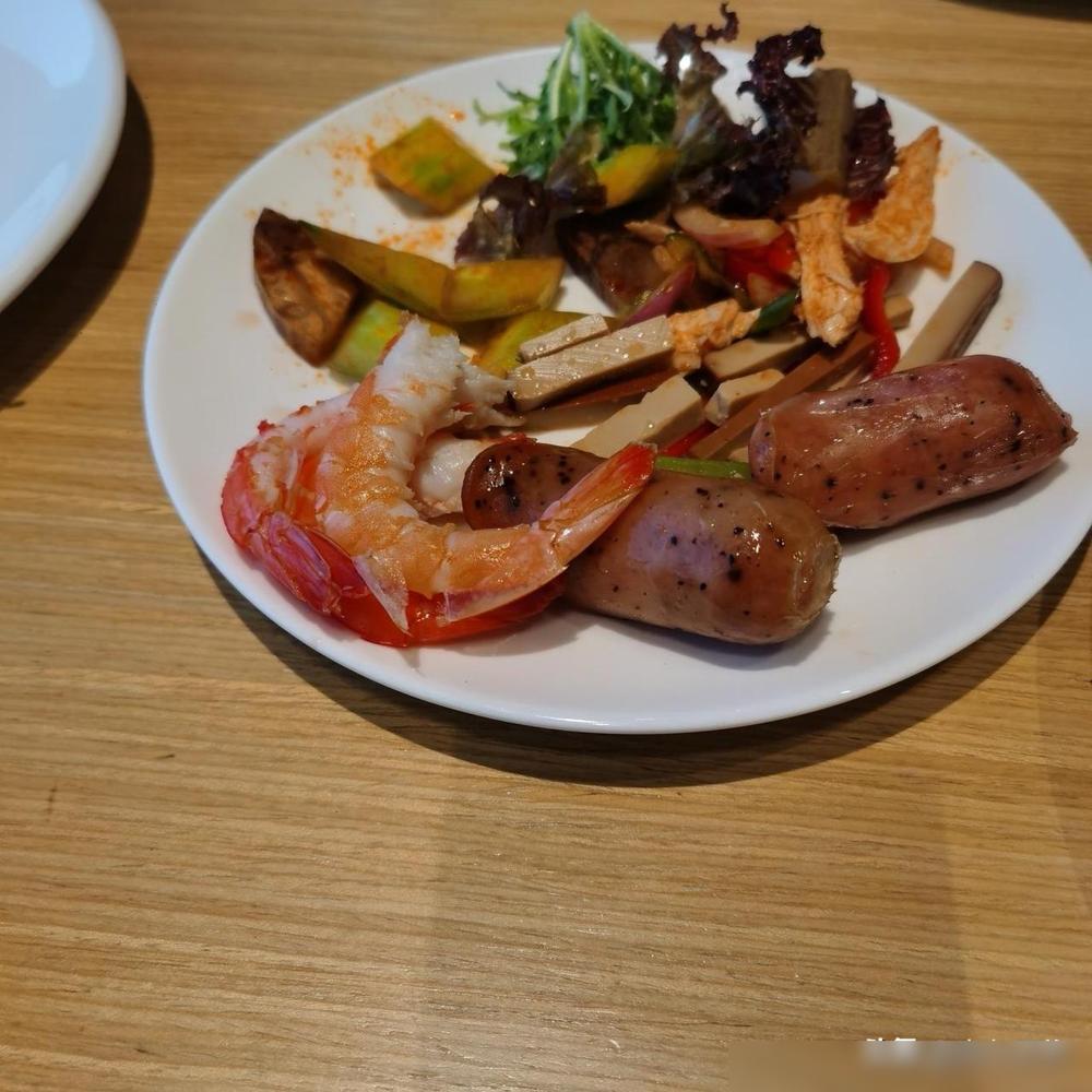 住了赛里木湖旁边的水云杉铂丽酒店，1月新开的店。硬件设施没的说，站在窗户旁边就能