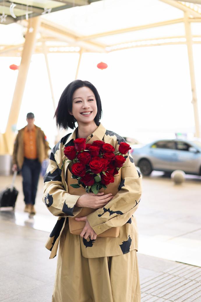 今天倪虹洁现身机场，她这次搭配的很有潮流之美，看起来也特别的显年轻。她里面穿