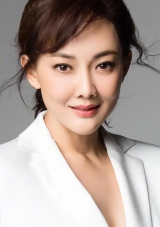 演员牛莉曾在访谈中回忆，拍摄《闯关东》那会儿，剧组众人给她封了个绰号“牛二”。平
