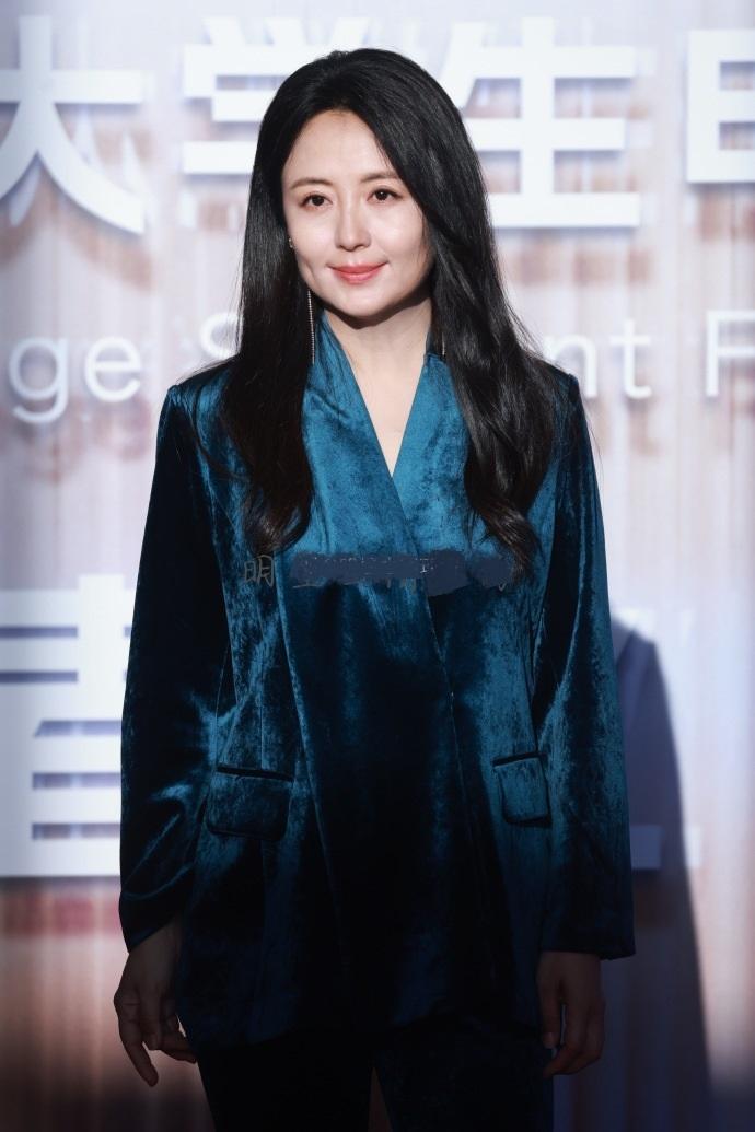最近杨童舒在北京参加大学生电影节，她这次穿了一身蓝色的绒面装，看起来很潇洒。