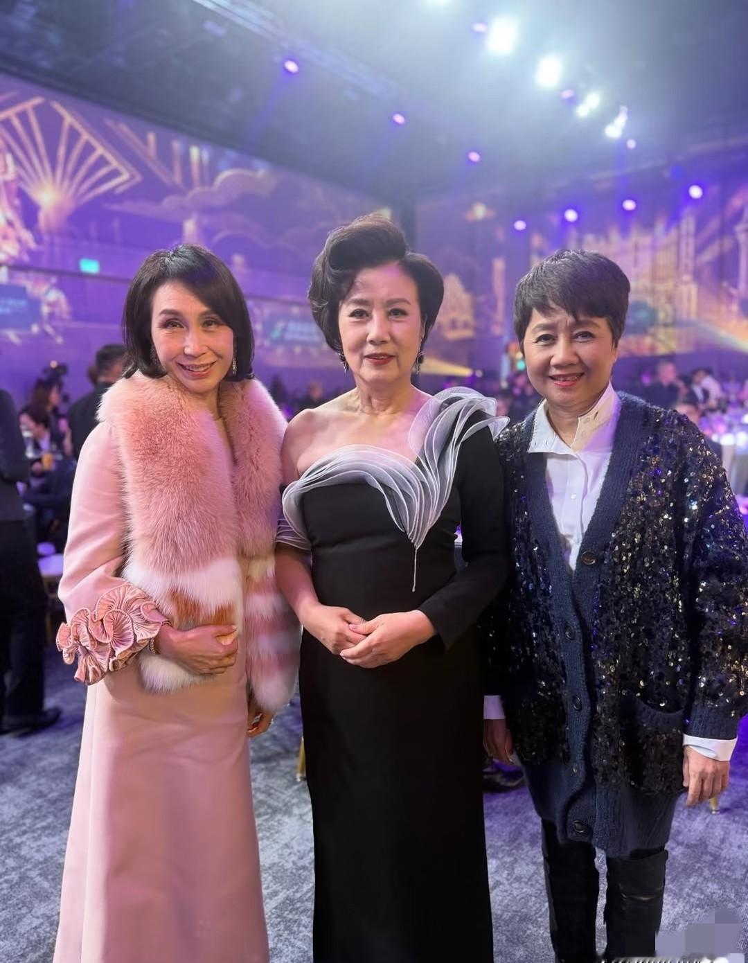 78岁的汪明荃，气场碾压66岁的赌王四太梁安琪！这画面你敢信？说真的，女明星