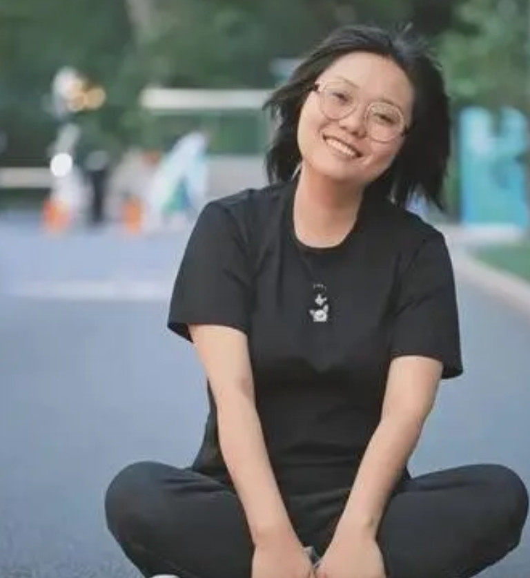 李雪琴会凉吗？我觉得不会。问题一是：她的高考成绩是630分，哪怕不靠那游泳运