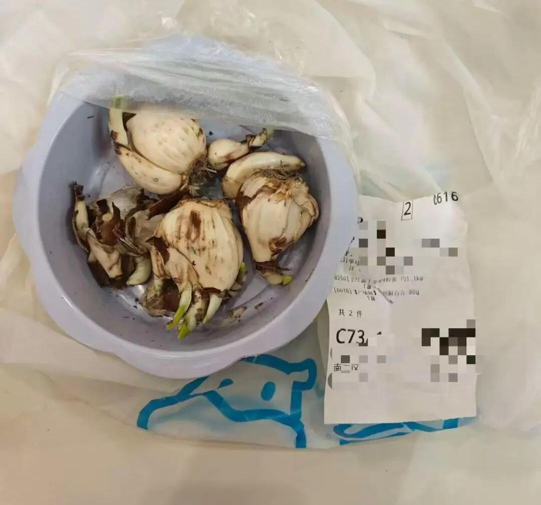盒马这次捅的篓子，真让人后怕！你想想：下单买的鲜百合，送来的是剧毒水仙球！七