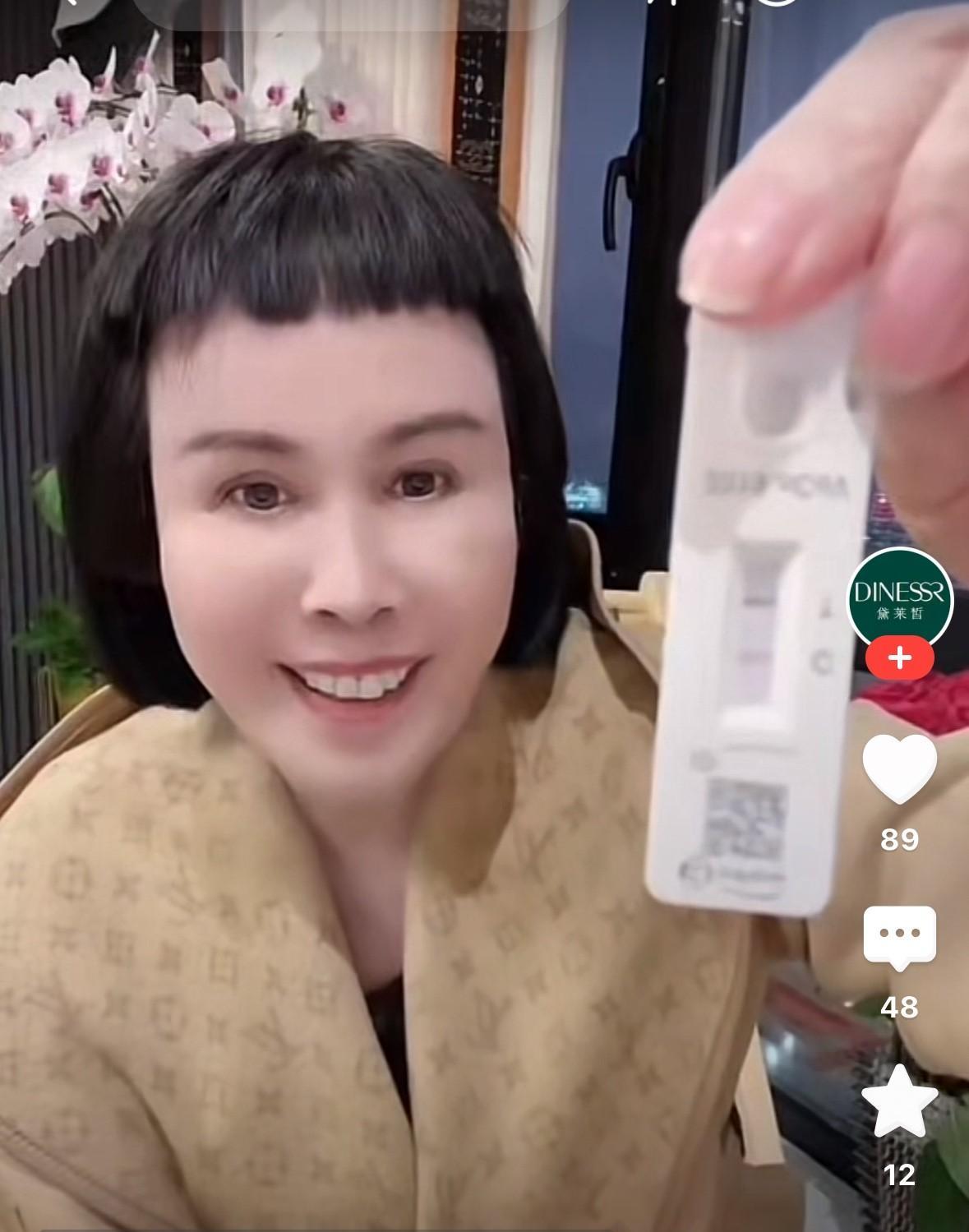 60多岁老阿姨，直播间拿着验孕棒，兴奋的喊着，阿姨怀孕了，看看，两道杠，这都啥风