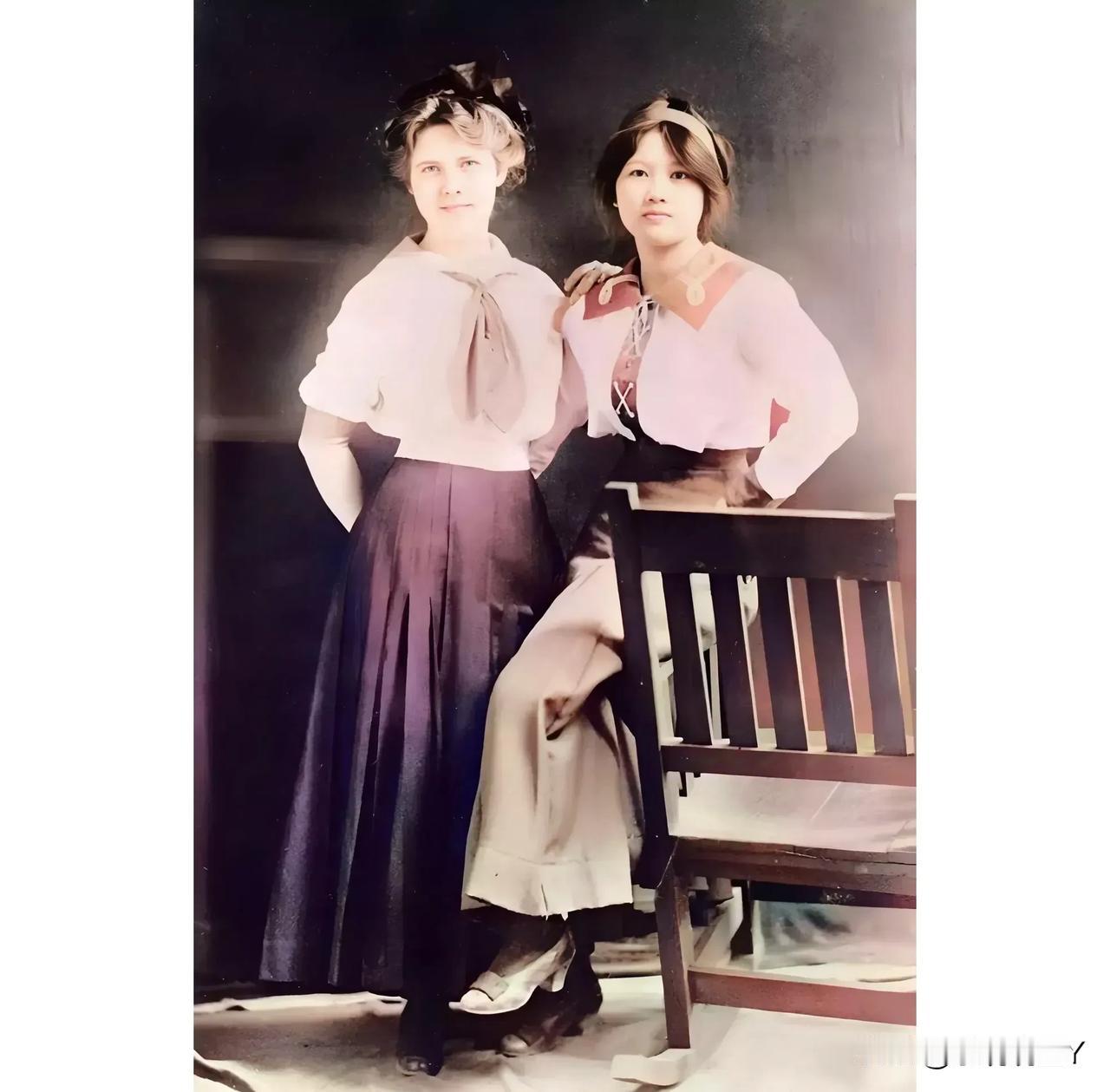 1912年，宋庆龄先生在美国求学时与同学的合影老照片，那年她19岁，优雅甜美气质