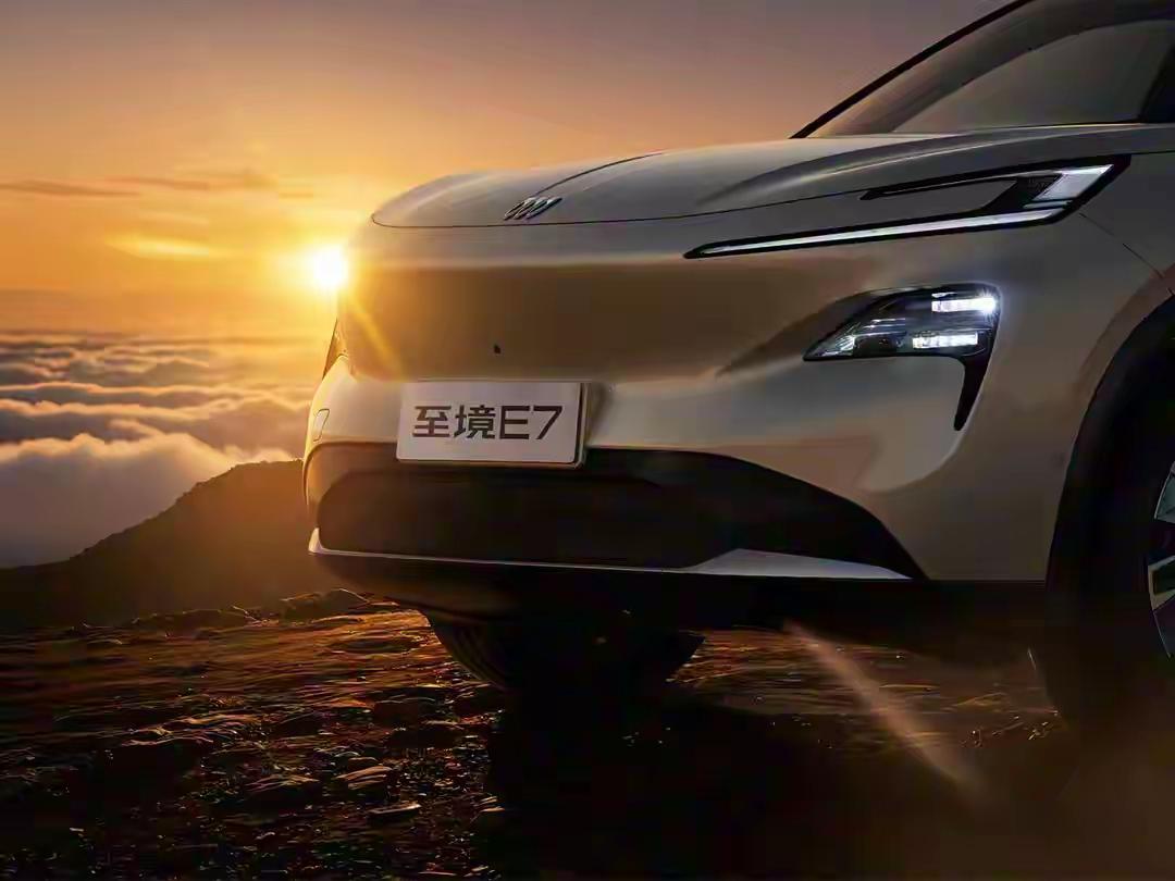 别克至境E7首次亮相，那场面可太吸睛了。它的外观设计很有未来感，线条流畅又不