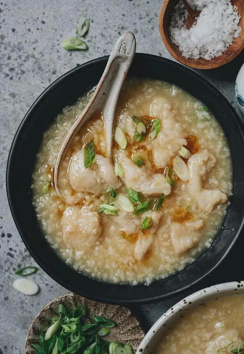 来看看被嫌“没体面”的粥是怎么被广东人吃成顶流食品的……要说最不体面却最顽固