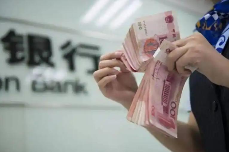 存款数据公布了，再一次让人感到惊讶。今年一季度，住户存款再次猛增7.68万亿，这