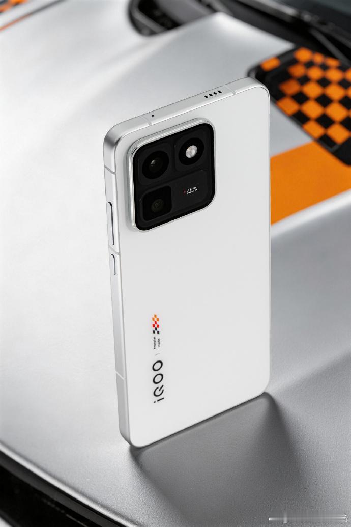 iqoo看过了iQOO15T的相关配置以及颜色搭配，从某种意义上来收，这款i