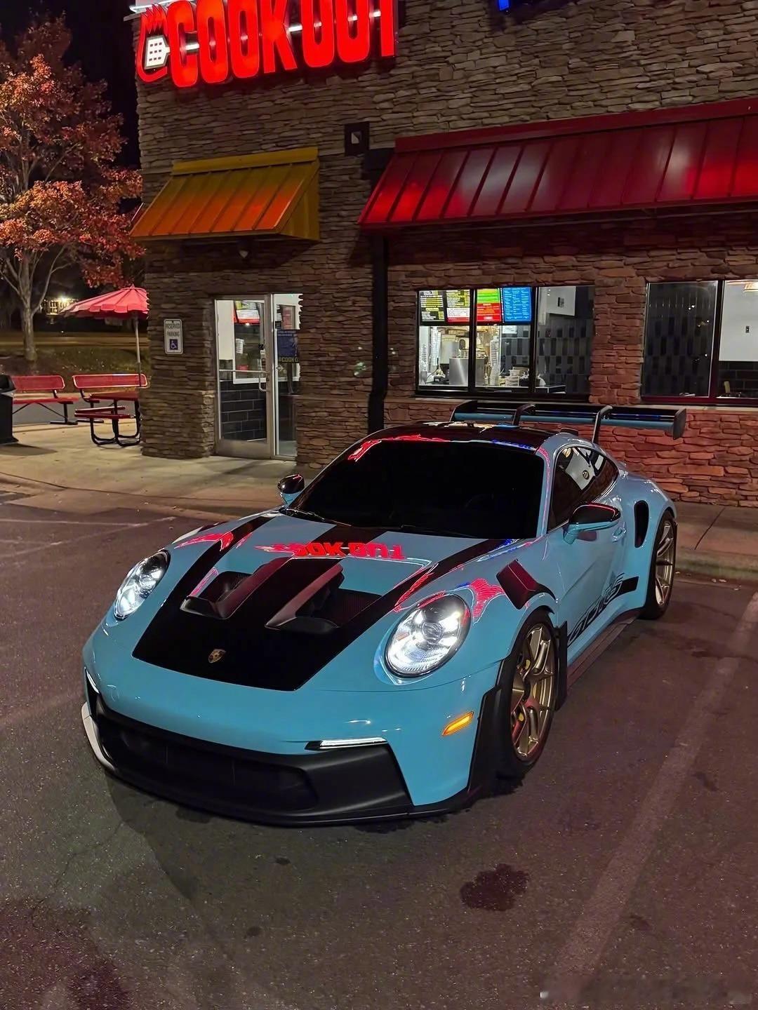 尾翼装得好，餐桌都省了