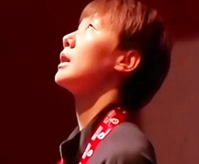 三个赛点没拿下，王曼昱输得明明白白。决胜局10-7领先，王曼昱连丢五分，这五