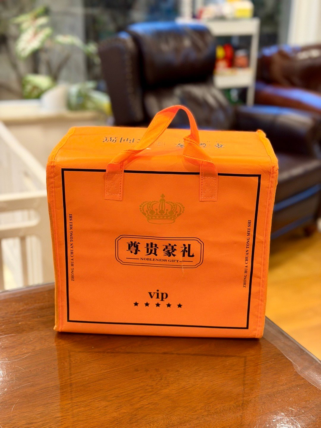 什么家庭呀，又吃大闸蟹了。这次搞了公母搭配8只，公蟹是今年第一批，蟹膏特别带劲，