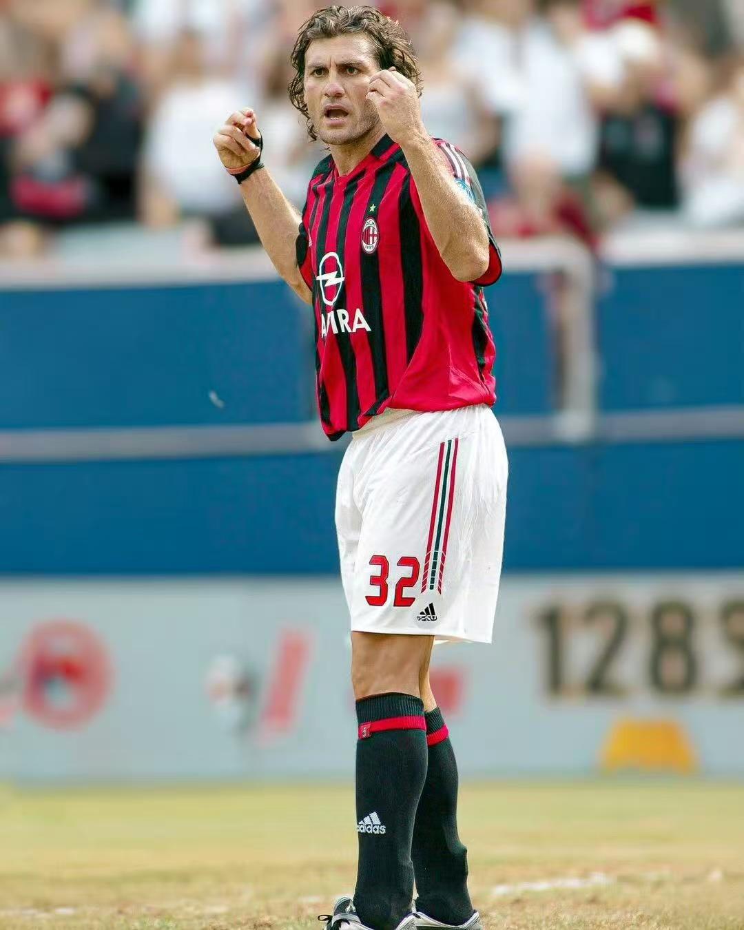 盘点在国米效力过，在米兰表现不佳的十大球星：1、维耶里为米兰出场14次，打进
