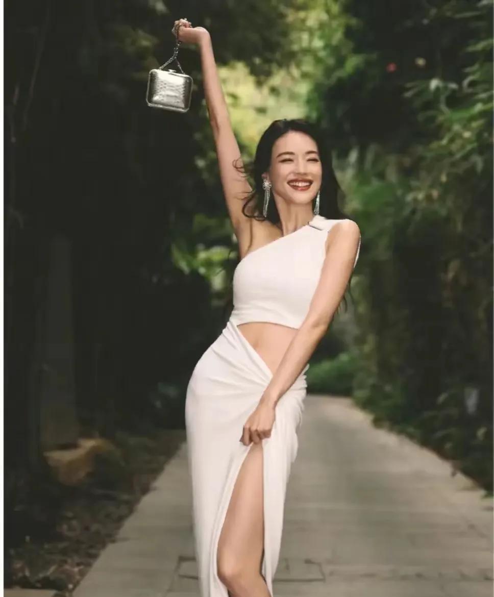 舒淇这身材窈窕，太火辣啦！迷人的笑容，不凡的气质，真的好漂亮！她穿着白色的裙子