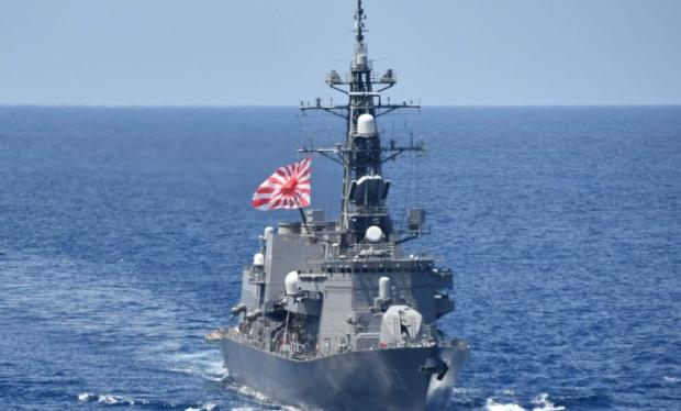 日本军舰刚驶过台湾海峡，连歇脚都没有就赶往下一站，日媒直说：高市这是认准，现在重