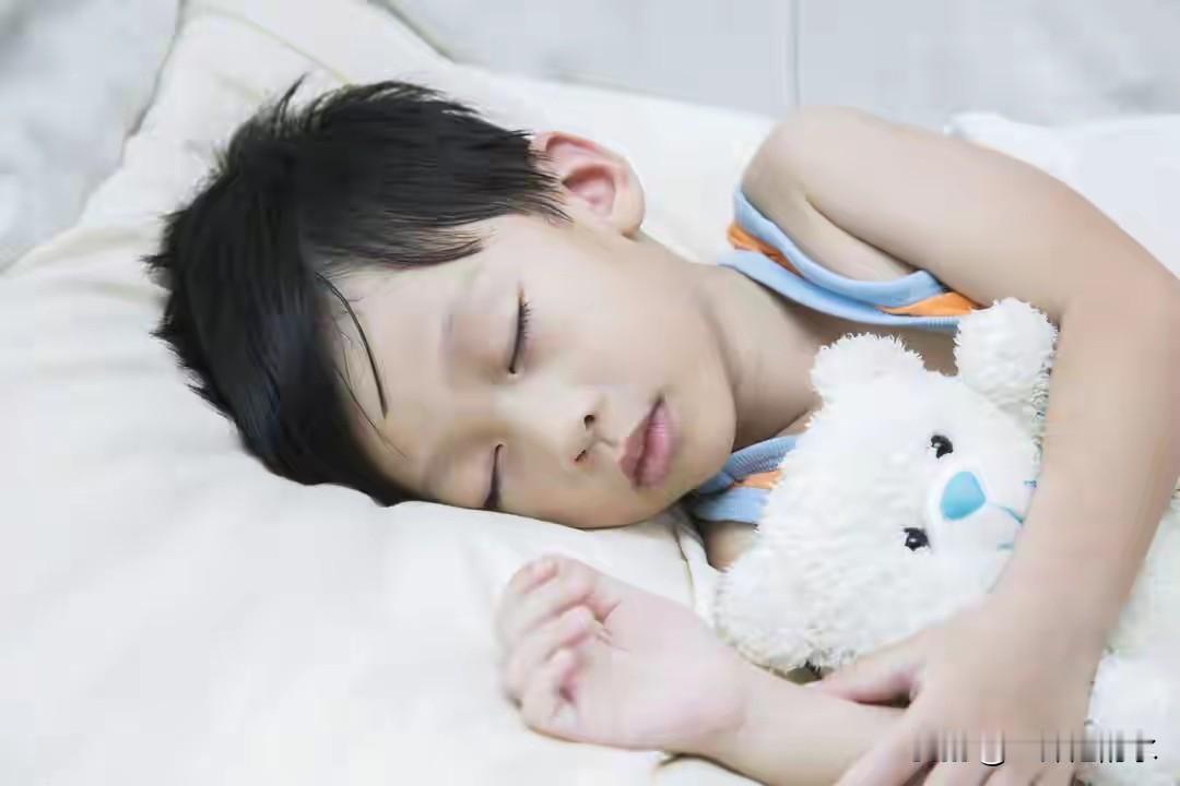 有网友表示：孩子放假回家，常常一觉睡到十二点甚至一两点，但他从不叫醒孩子，还嘱咐