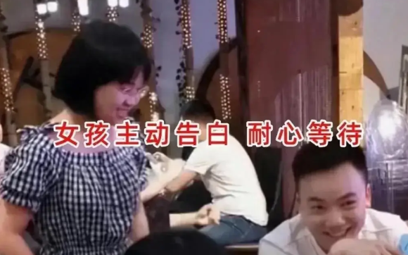 深圳相亲会女孩主动牵手男生引热议各方看法不一最近深圳有个相亲大会，有个胖女孩