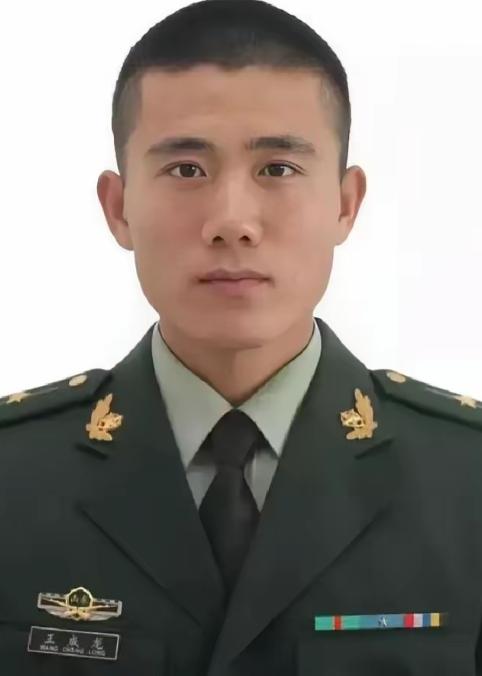 2008年，武警济南支队刚刚入职一个月的大学生，立下了一等功，然而在拿到他拿到的