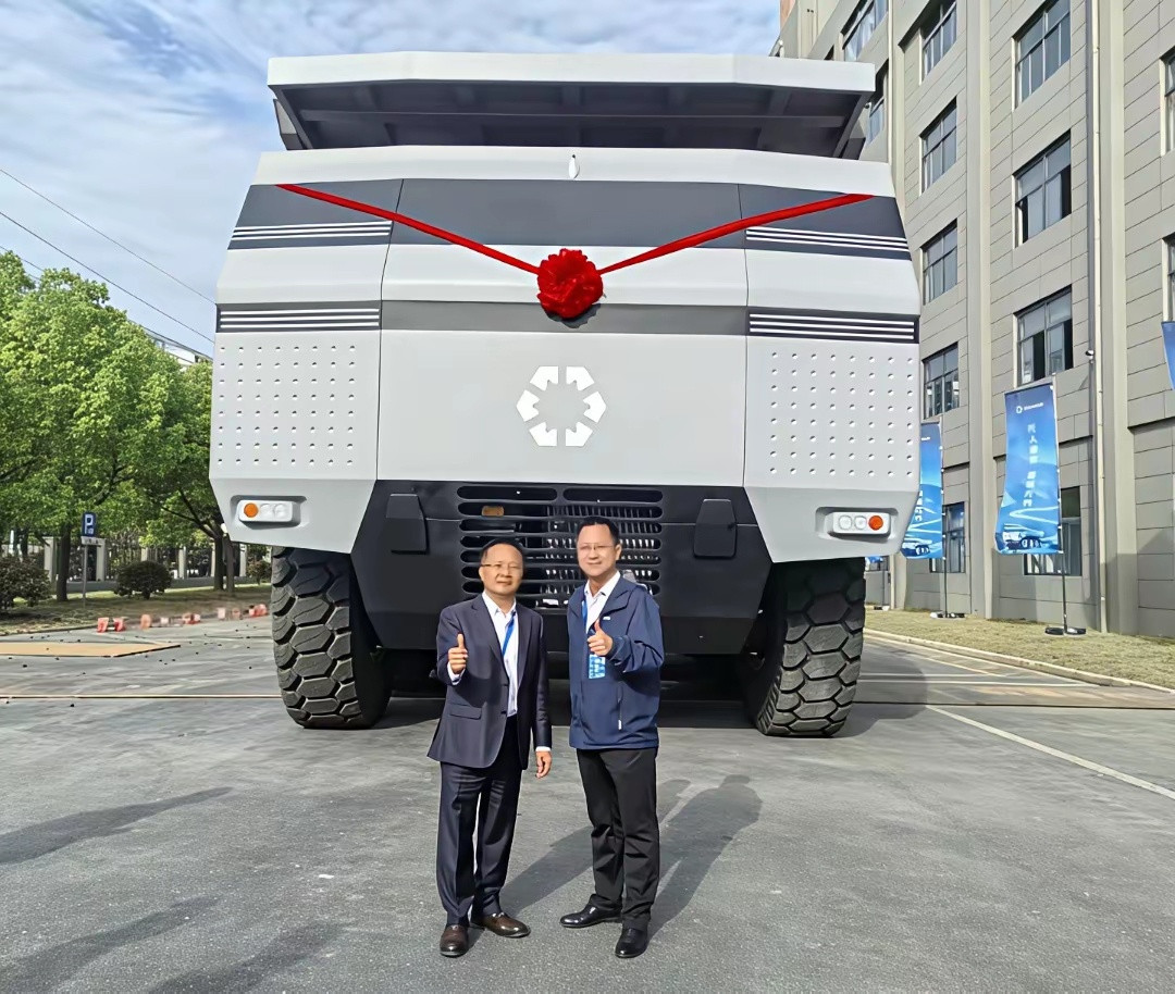248吨的无人重卡终于亮相了，搭载L4级无人驾驶技术，实力相当能打。这款车配了1