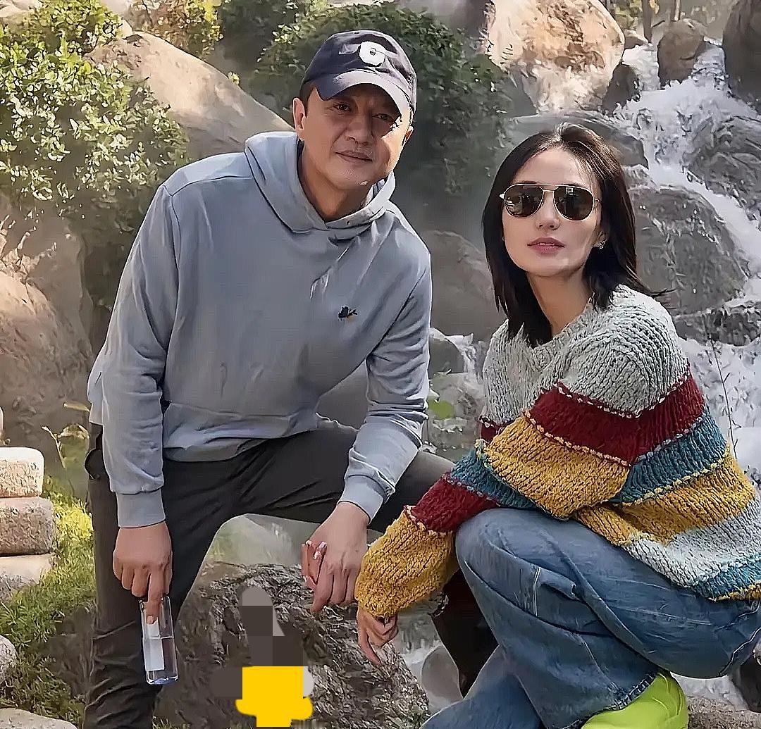 李亚鹏离婚此时此刻最开心的人绝对就是他的女儿李嫣了，因为她现在又可以真正享受