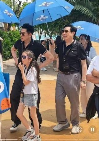 郭富城真是有福之人。趁孩子假期，他带着女儿和岳父、岳母游览新加坡环球影城。他