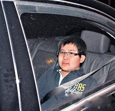 梁安琪:"何猷邦是我与何鸿燊先生亲生儿子,因身体原因,家族数十年未曾对外公布.何