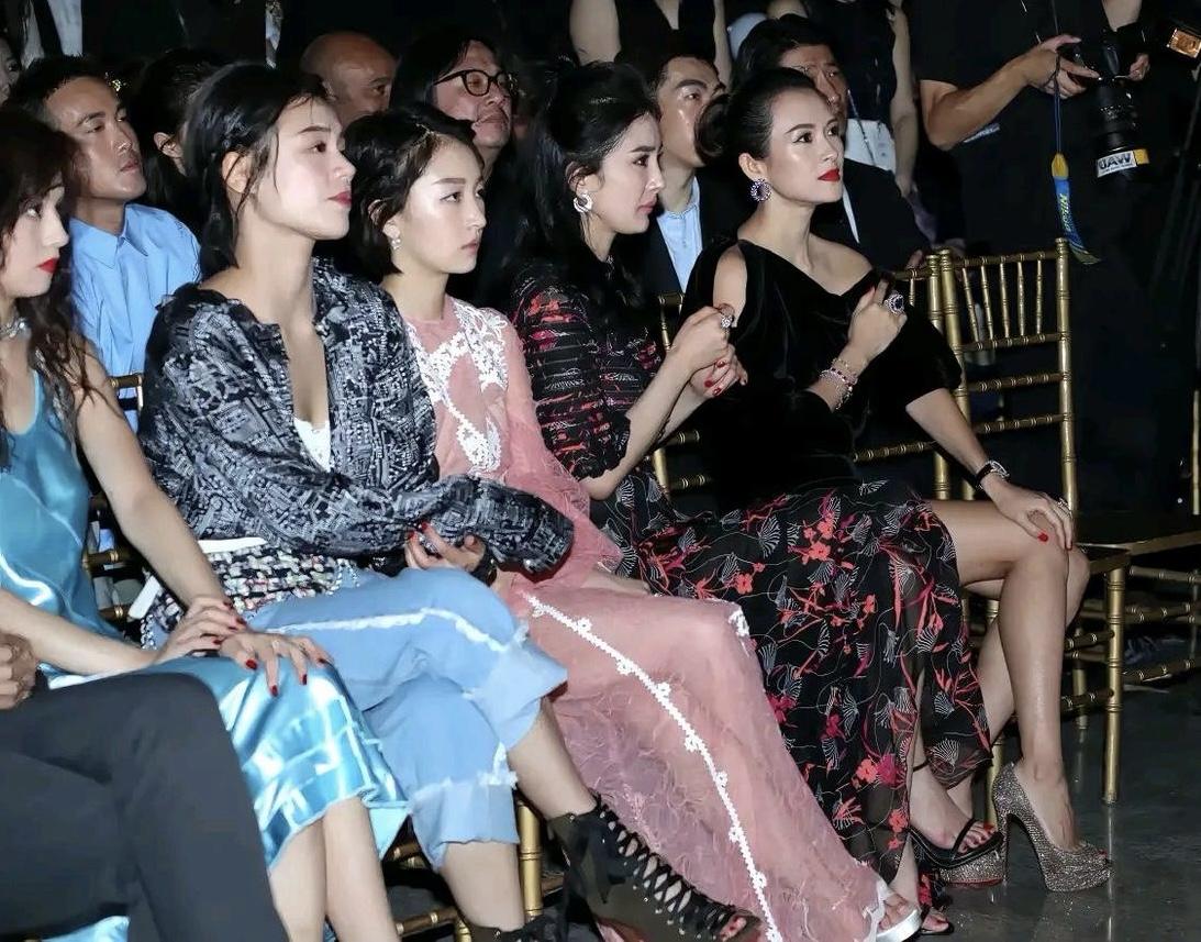 2017年，章子怡、杨幂、周冬雨、马思纯同框参加活动。那时，周冬雨与马思纯刚