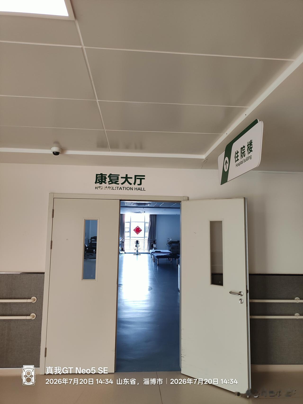 昨天下午碰到康复科的陈主任，我问他最近忙不忙。他说没有一张空床闲着，中风病人太多