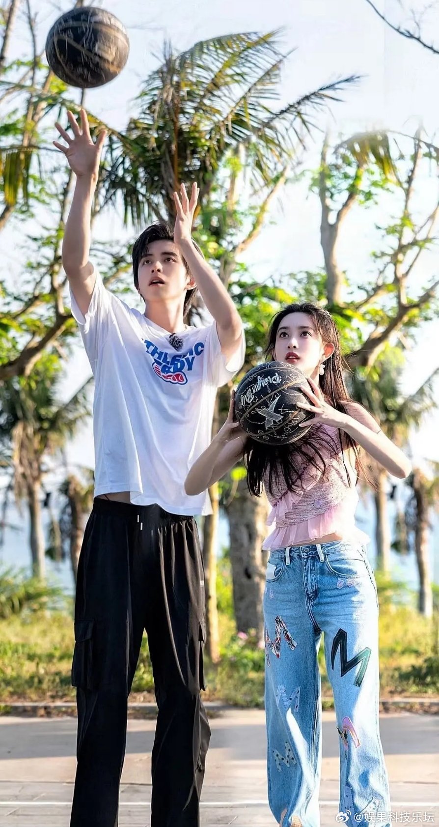 一对正装出席精修配图片，另外一对生图休闲，没有什么可比性