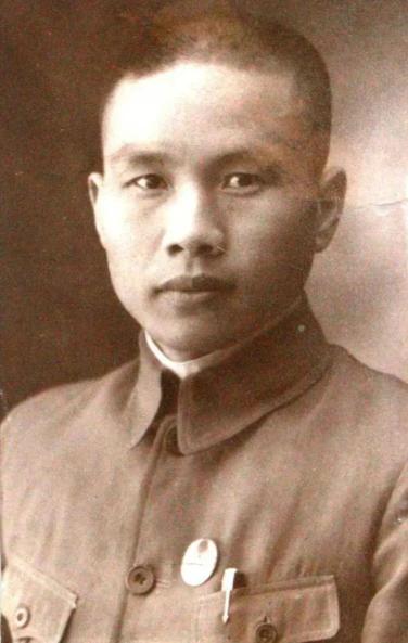 1948年，军统少将周镐突然人间蒸发，妻子认为他是远赴台湾，殊不知丈夫早已在19