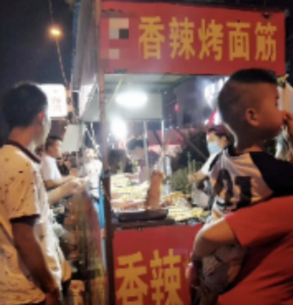 昨晚下晚自习，有人打电话邀请我去夜市吃烧烤。我觉得他请我的次数多，于是我说：我可