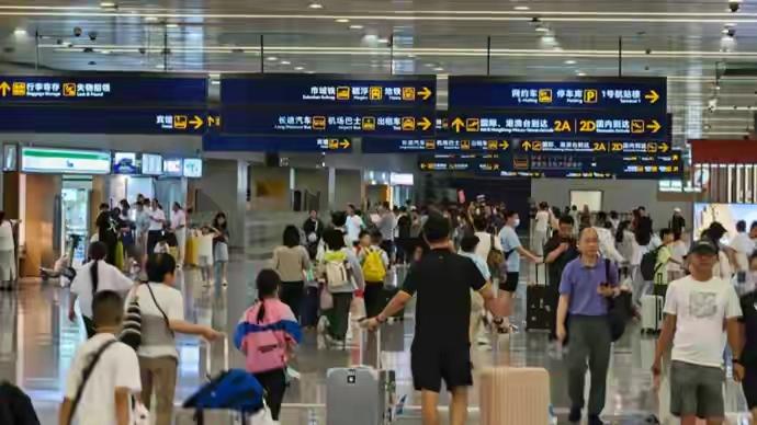 千万不能帮，吴女士上海飞香港，机场遇见一个20多岁的女生要求帮忙带行李箱，说叔叔