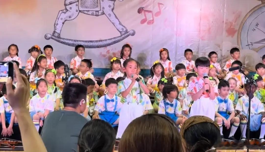 陈小春小儿子幼儿园毕业，一年学费近20万，主持毕业典礼自信大方