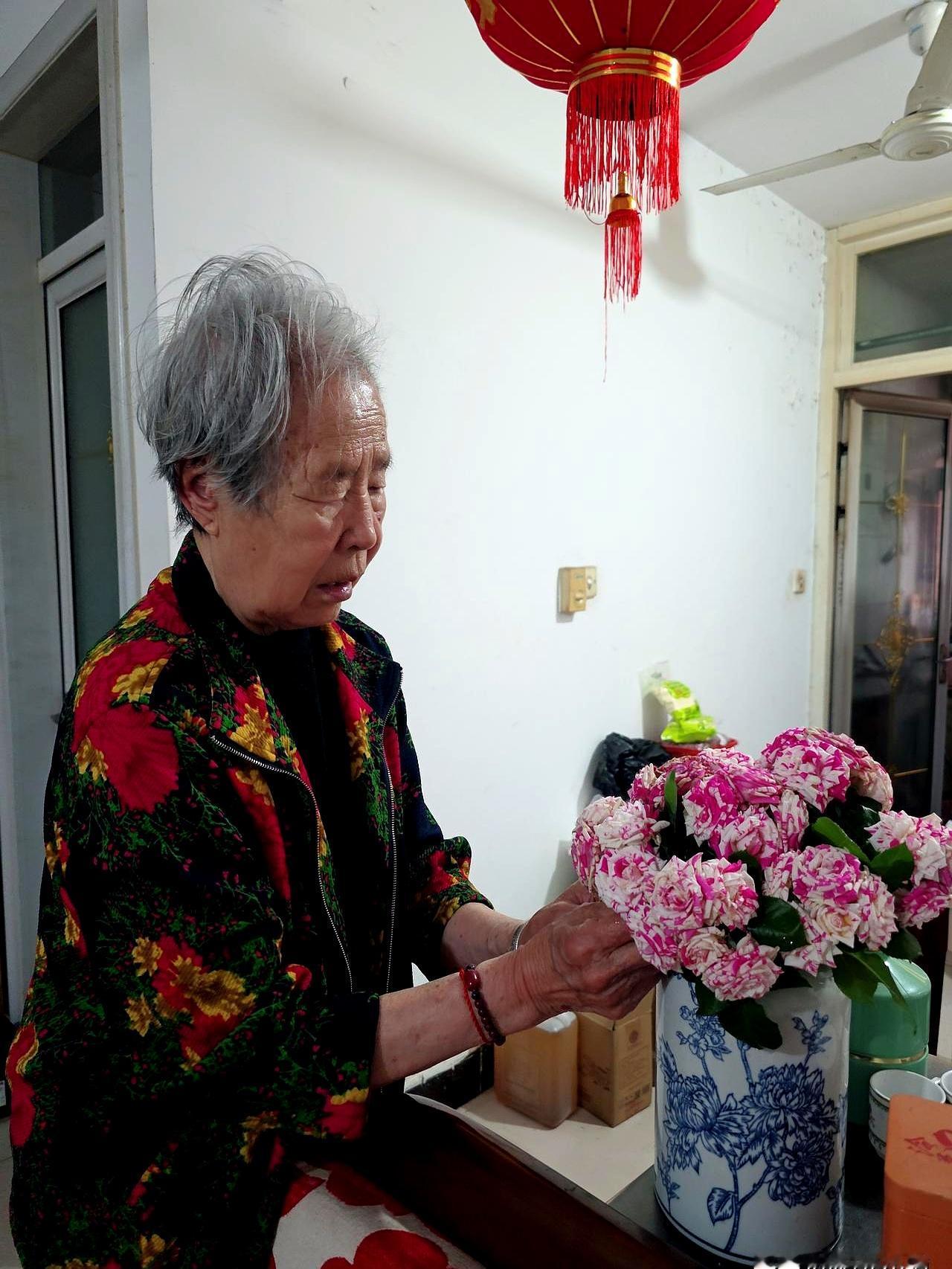 母亲节那天，他居然拎着垃圾桶去给老母亲送花，听着离谱，细想还挺好笑。说白了，就