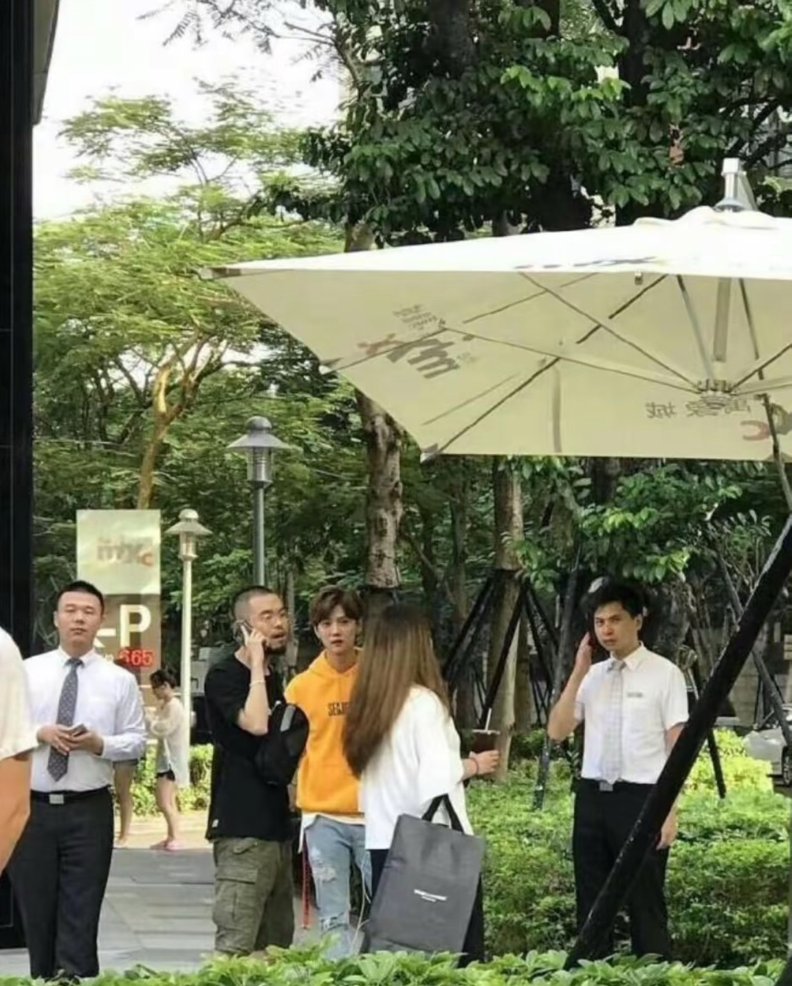 一眼帅哥和两只_____