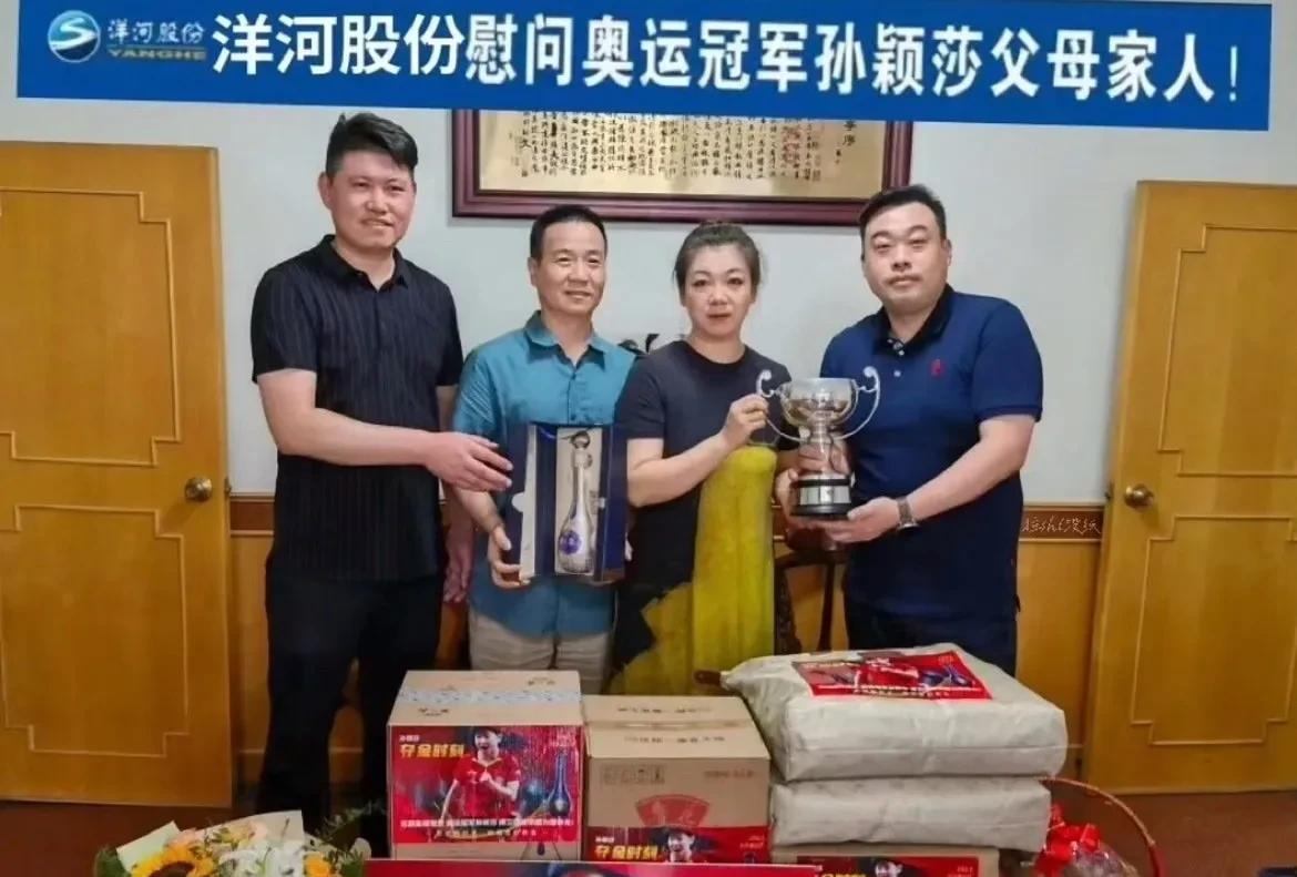 其实莎莎家六年前就珍藏着一只小巧的波普杯复制品！那是她与搭档曼昱赢得女双冠军时获