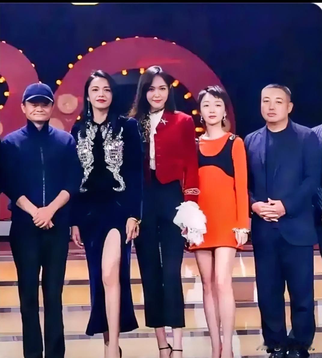 仔细看，左一的是马云，左二是秀韵多姿的姚晨，最右边的是刘国梁，而中间两位美女是谁