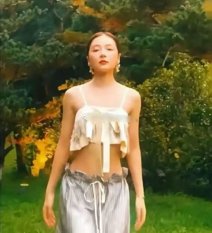徐娇都快30岁的人了，这身材真是一言难尽，太瘦了也不好看。