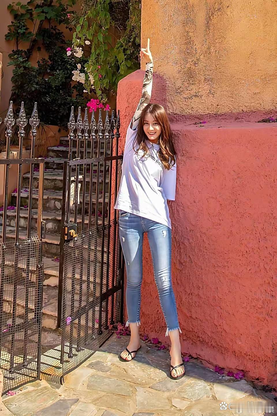 迪丽热巴穿紧身牛仔裤也太绝了！腿部线条被勾勒得流畅又优越，每一步都自带气场，美到