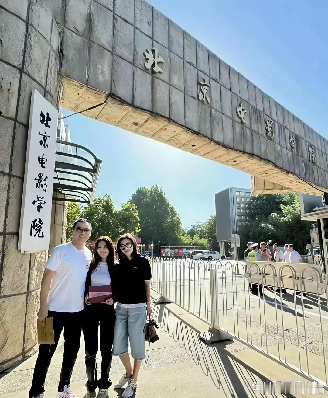 女儿考上了电影学院，爸爸妈妈来送上学。你能看出来哪个是女儿哪个是妈妈吗？​​​