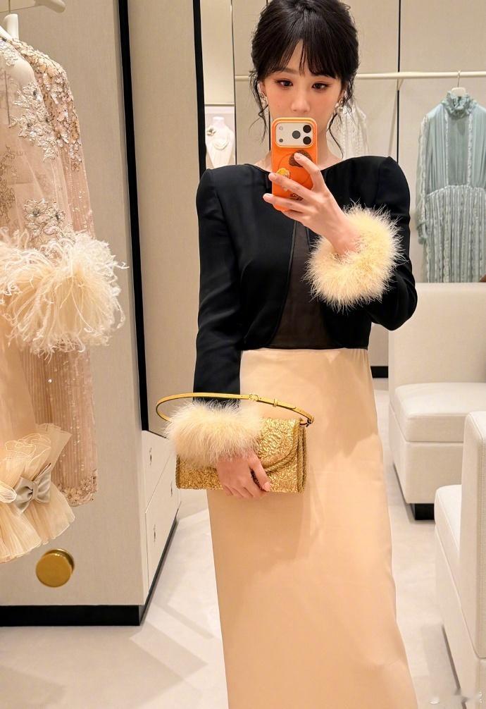 杨紫交出来自拍的举动引发热议，被抓包自拍的瞬间充满俏皮感，自然流露的性情让形象更