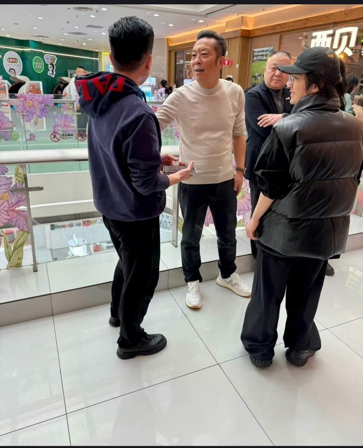 贾国龙最近心情大好，又支棱起来了贾国龙在各地巡查门店，看到店内座无