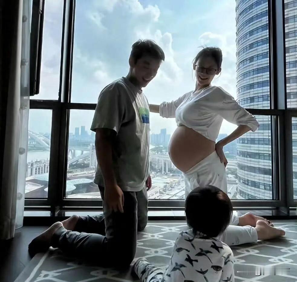 苗苗带三个孩子出去玩被拍，她的女儿小酸奶很漂亮，儿子也像缩小版的小猎豹，他们三胎