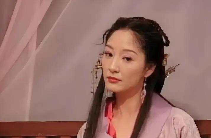 她没来。但每个镜头都有她。空座上，一支金步摇无风自动。银幕里，烛光只勾勒一