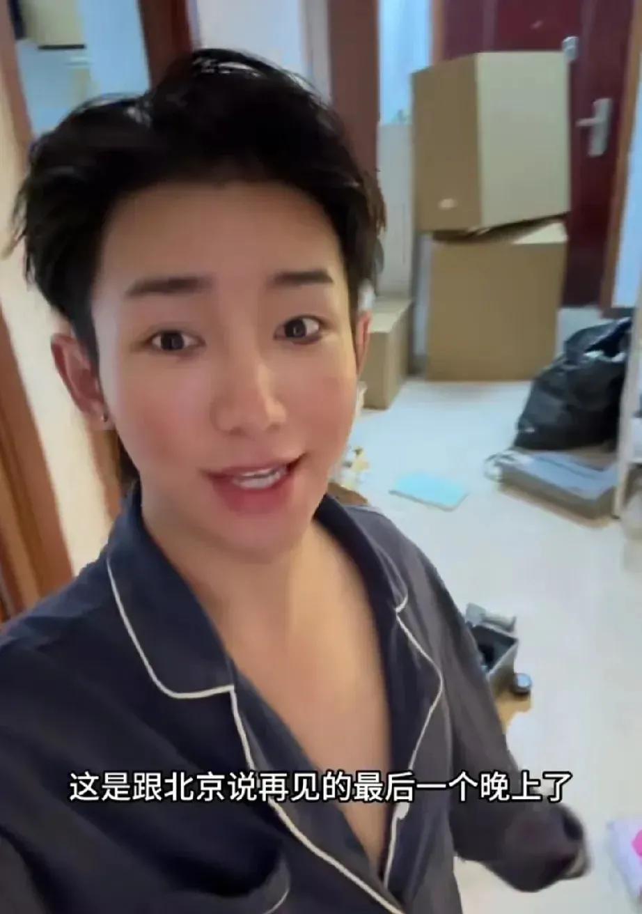 张兰团队的家郡单飞以后，形象也从男人变成了女人。主打的就是贵妇卖包。话说他这