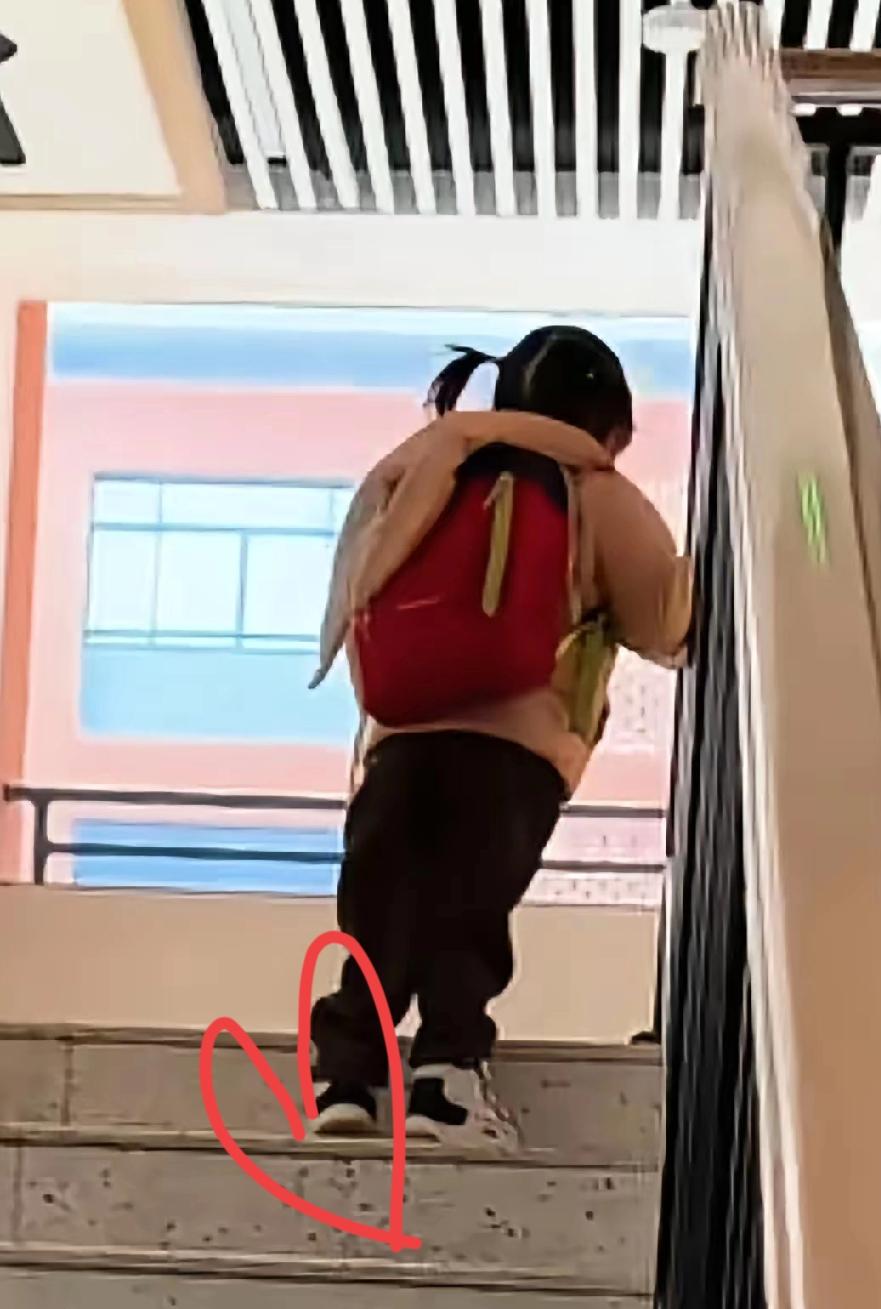 离婚没哭，签协议没哭，领离婚证也没哭，可当我偷偷看到孩子背着书包独自上学的小身影