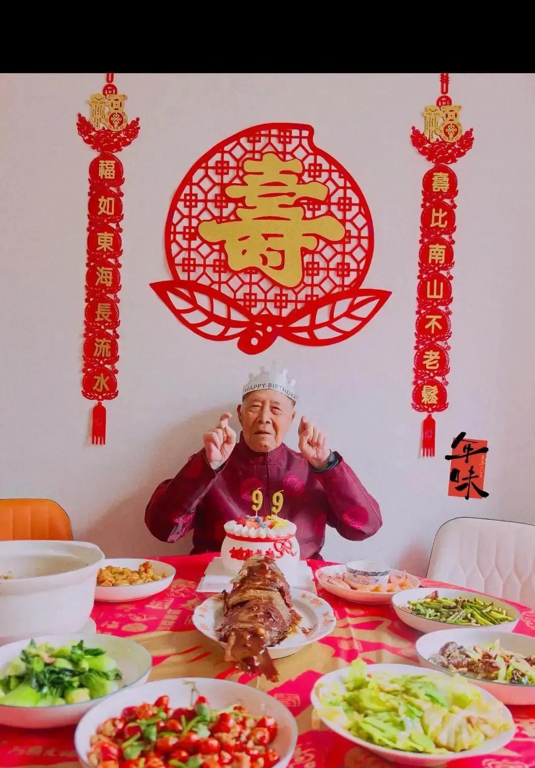 好让人羡慕的最后一课。绍兴。94岁的退休老教师，除夕吃完团圆饭，给孙辈依次发