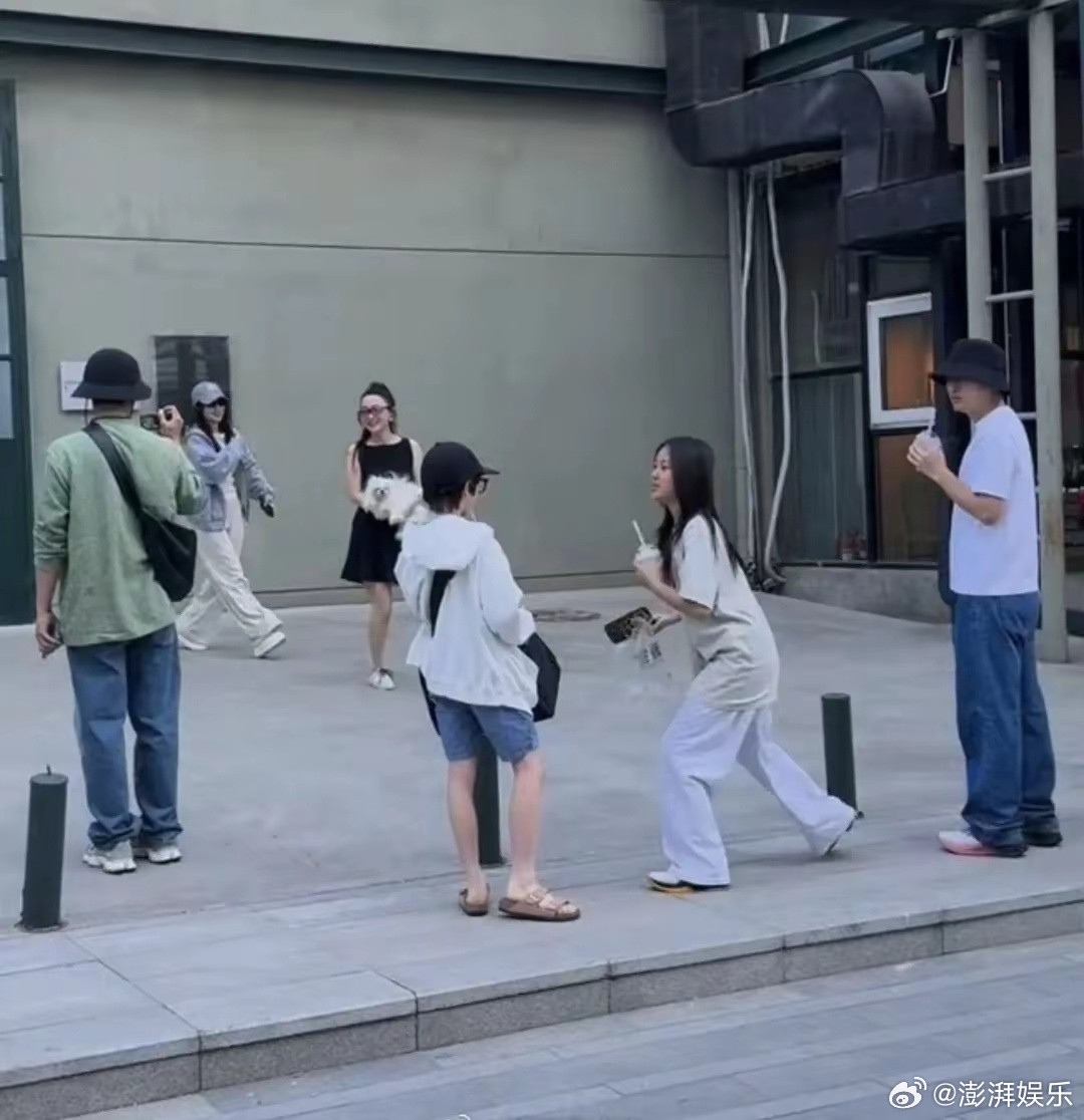 霍思燕一家与贾乃亮一家出游5月3日，北京网友偶遇杜江霍思燕一家与贾乃亮李小璐一家