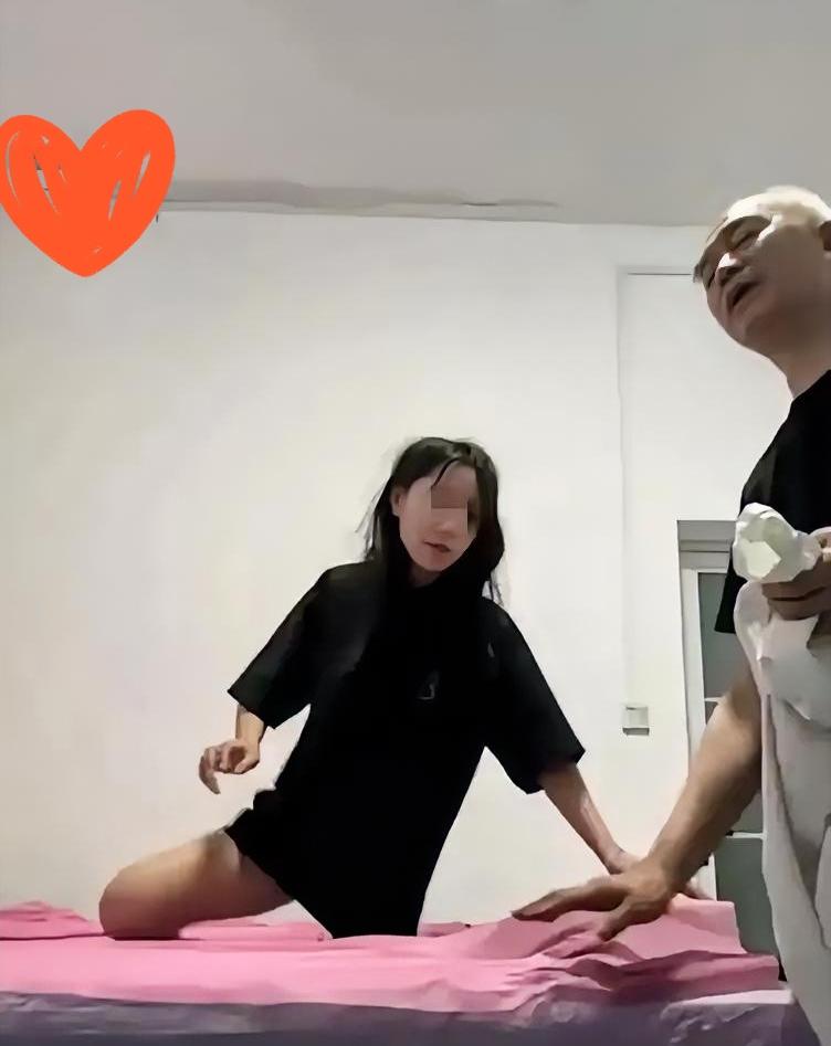 近日，一段5分钟炸裂视频全网疯传！20岁女生带着全套拍摄设备直奔盲人按摩店，进门